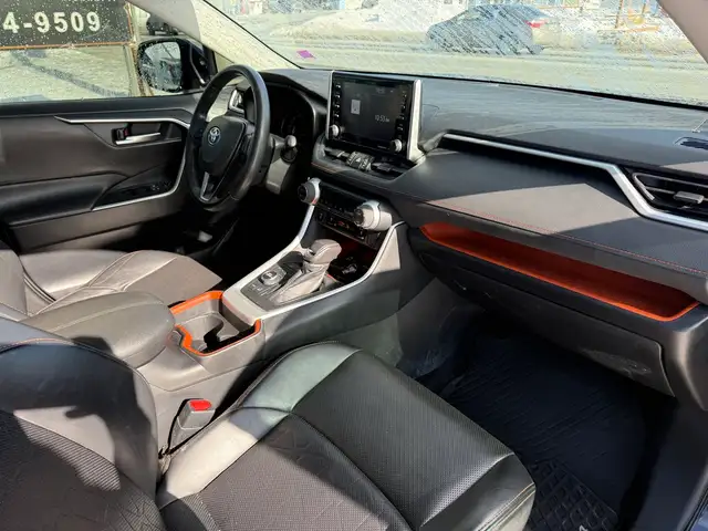 2019 Toyota RAV4 CLEAN CARFAX! AWD! TRAIL! SUNROOF! LEATHER! - Photo 22