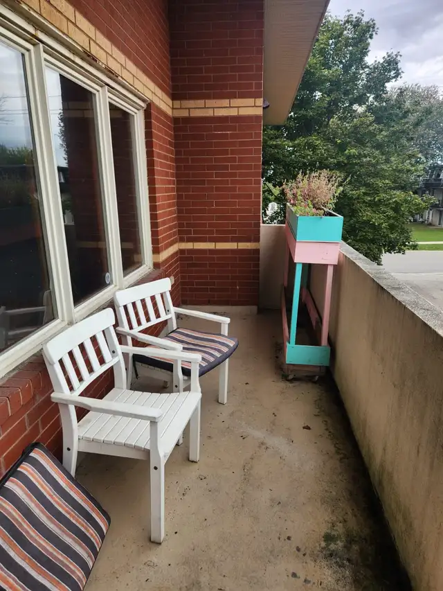 Large Executive 2bdrm 2bath Condo. $1700/m  Avail May 1 - Photo 3