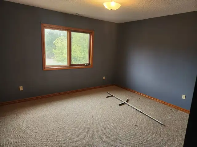 Large Executive 2bdrm 2bath Condo. $1700/m  Avail May 1 - Photo 5