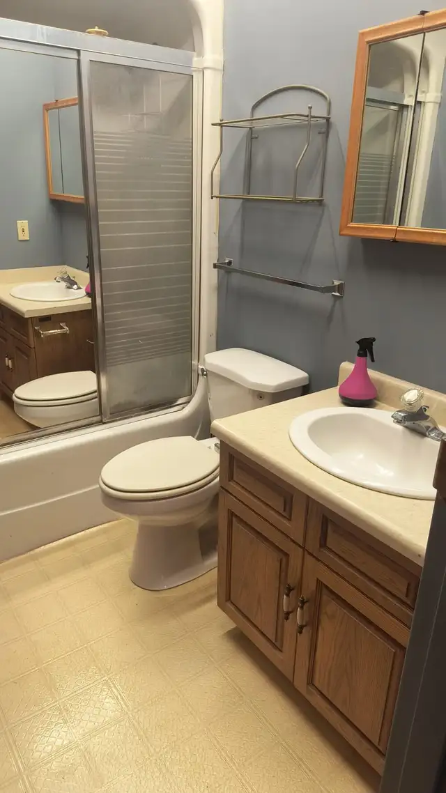 Large Executive 2bdrm 2bath Condo. $1700/m  Avail May 1 - Photo 10