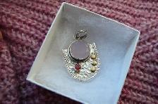 Pendentif serti de ' Quart Rose ' et petit rubis , argent 925.