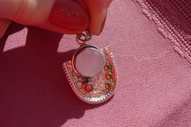 Pendentif serti de ' Quart Rose ' et petit rubis , argent 925. - Photo 2