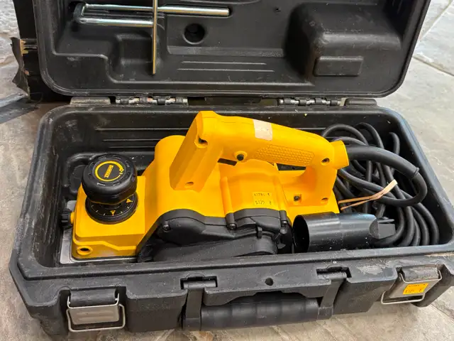 Dewalt Corded Thickness Planer in Case (Model: D26677 )