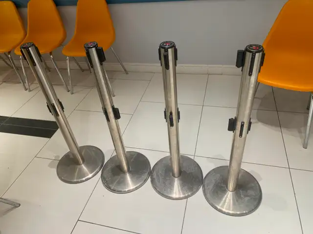 Poteaux de ligne d'attente - crowd control posts