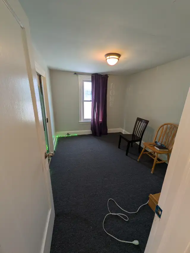 Room for rent. Downtown Oshawa $800 - Photo 2