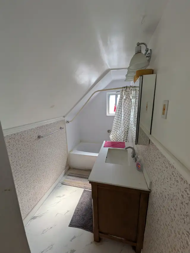 Room for rent. Downtown Oshawa $800 - Photo 4