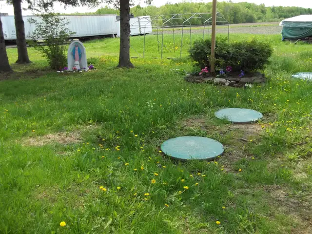 PERSONNE POUR CREUSER ET CHANGER TUYAU EXTERIEUR TANK SCEPTIQUE