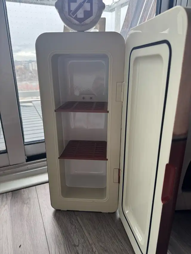 BO3 Mini Fridge - Photo 2