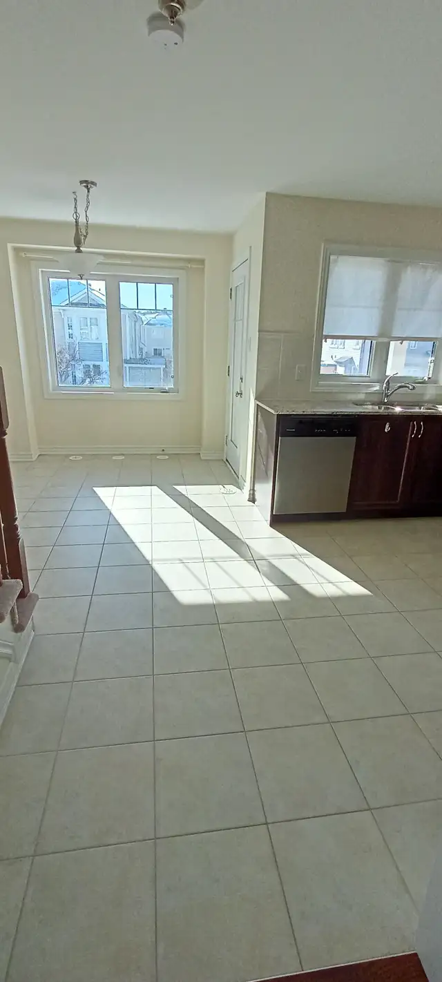 3-bedroom end unit townhouse available now - Photo 6