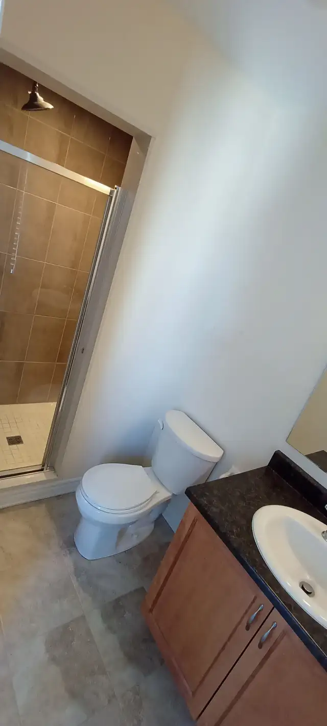 3-bedroom end unit townhouse available now - Photo 8