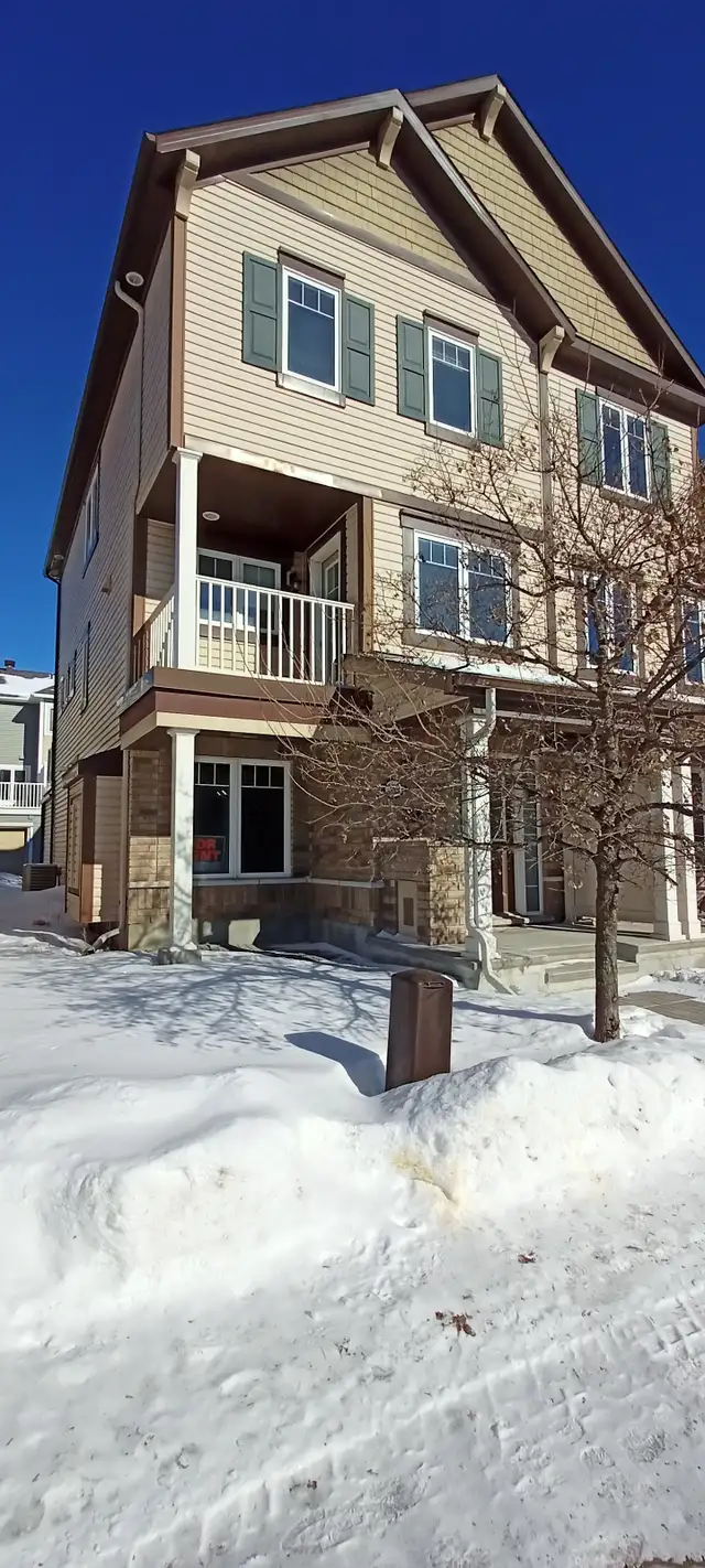 3-bedroom end unit townhouse available now - Photo 11