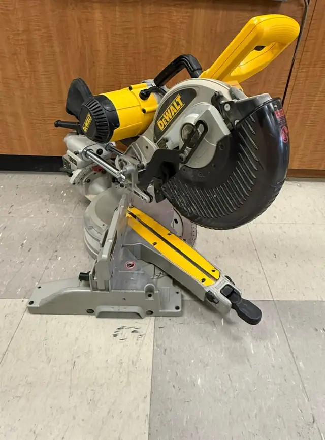 DEWALT DW717 Dual-Bevel Sliding Mitre Saw, 10-in - $449 - Photo 2