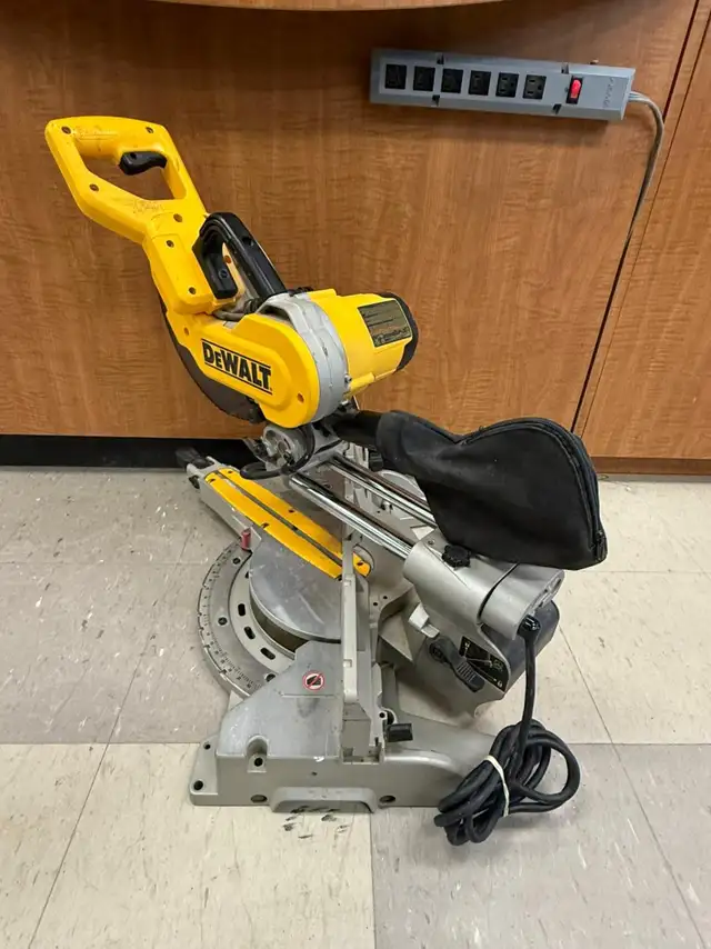 DEWALT DW717 Dual-Bevel Sliding Mitre Saw, 10-in - $449 - Photo 3