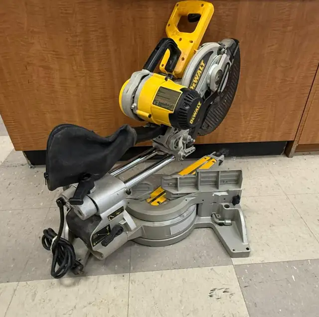DEWALT DW717 Dual-Bevel Sliding Mitre Saw, 10-in - $449 - Photo 4