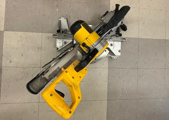 DEWALT DW717 Dual-Bevel Sliding Mitre Saw, 10-in - $449 - Photo 5