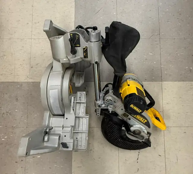 DEWALT DW717 Dual-Bevel Sliding Mitre Saw, 10-in - $449 - Photo 6