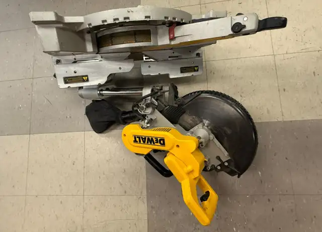DEWALT DW717 Dual-Bevel Sliding Mitre Saw, 10-in - $449 - Photo 7