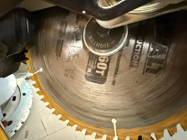 DEWALT DW717 Dual-Bevel Sliding Mitre Saw, 10-in - $449 - Photo 8