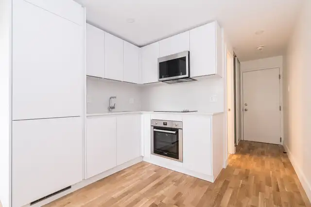 Renovated Studio, Queen and Bathurst - ID 4381 - Photo 3