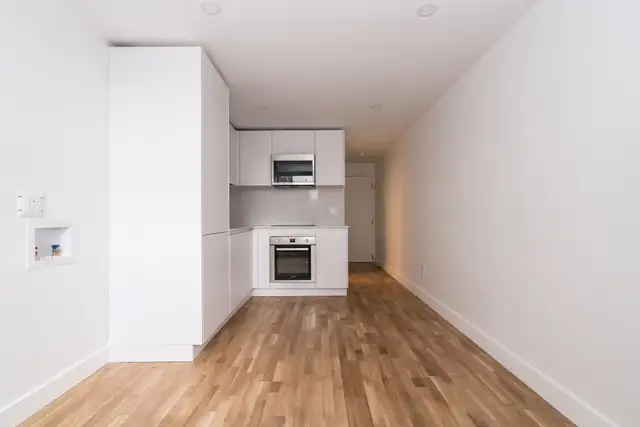 Renovated Studio, Queen and Bathurst - ID 4381 - Photo 4