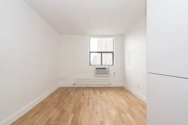 Renovated Studio, Queen and Bathurst - ID 4381 - Photo 5