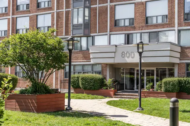 Renovated Studio, Queen and Bathurst - ID 4381 - Photo 8