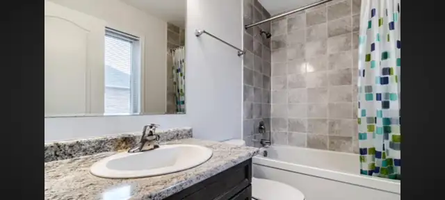 Shared Master bedroom in Brampton Townhome - Photo 3