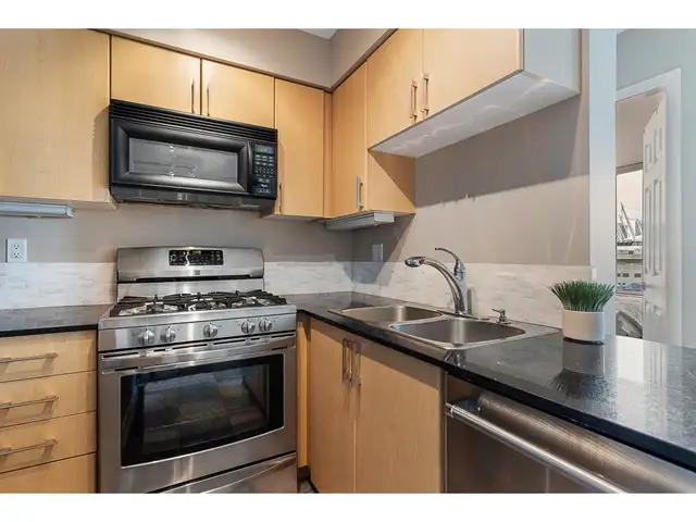 PRIVATE FURNISHED ROOMS – DOWNTOWN VANCOUVER - Photo 2