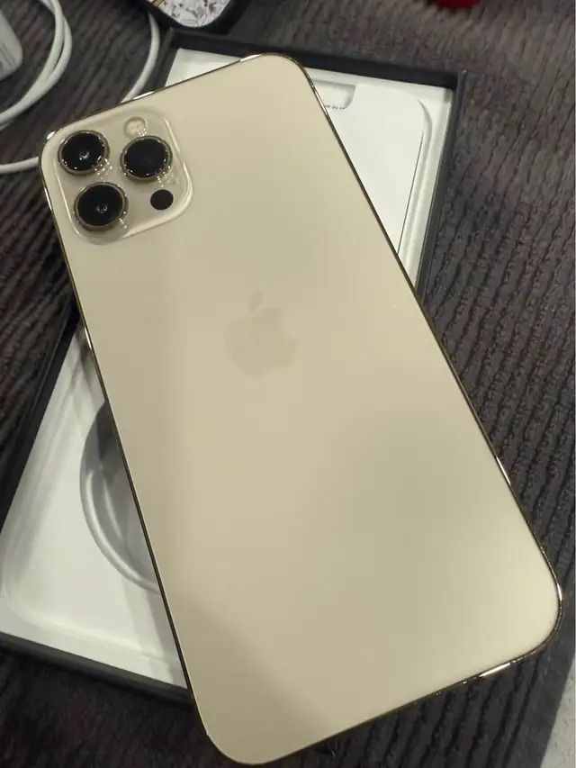 Unlocked iPhone 12 Pro Max 256gb with a year warranty. - Photo 3