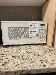 Cheap moving sale of Mainstays Microwave Oven