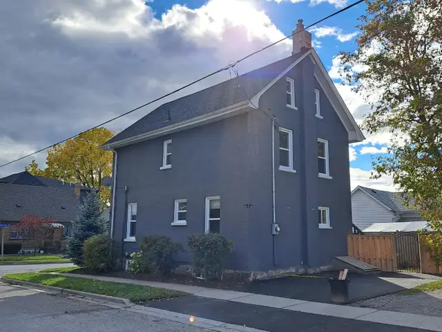 Bright Renovated 4 Bedroom Upper Unit - Loft   Parking - Oshawa - Photo 10