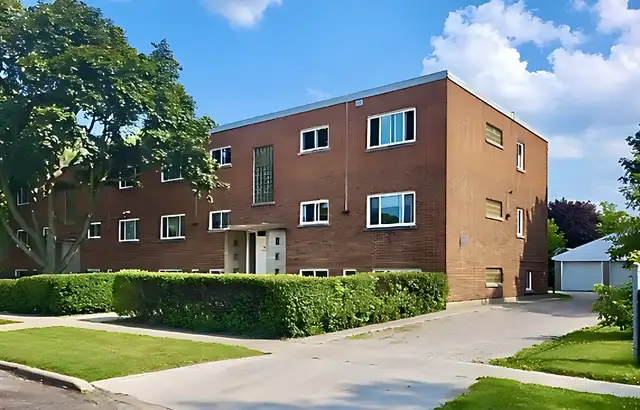 RARE Large Top-Floor Corner Unit - Renovated - Photo 2