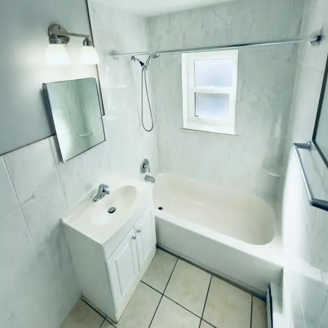 RARE Large Top-Floor Corner Unit - Renovated - Photo 5