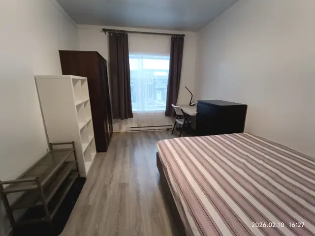 Nice room,  One min to metro Monk, All included, For female only - Photo 6