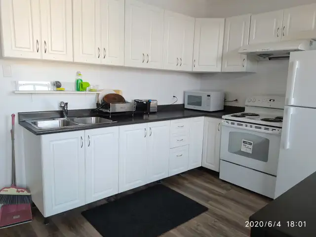 Nice room,  One min to metro Monk, All included, For female only - Photo 7