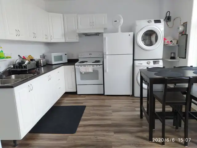 Nice room,  One min to metro Monk, All included, For female only - Photo 8