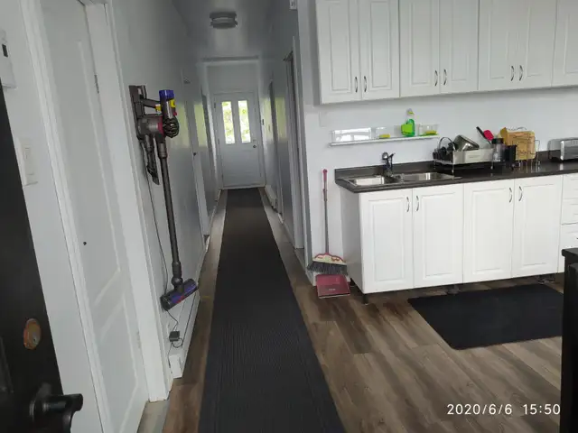 Nice room,  One min to metro Monk, All included, For female only - Photo 9