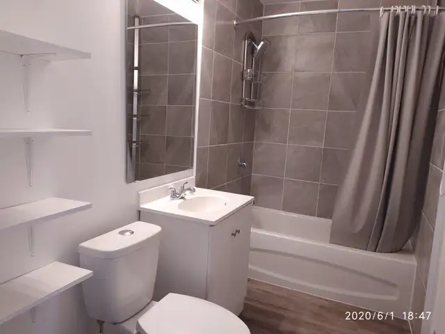 Nice room,  One min to metro Monk, All included, For female only - Photo 10