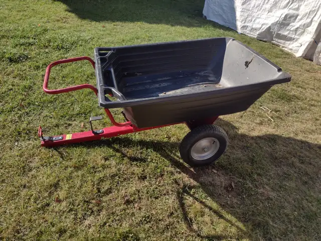 Remorque pour tracteur a gazon ou vtt a bascule presque neuve.