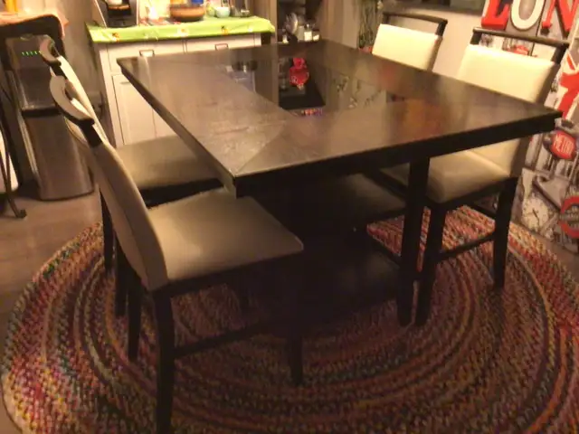 4 Leather Chairs & Table