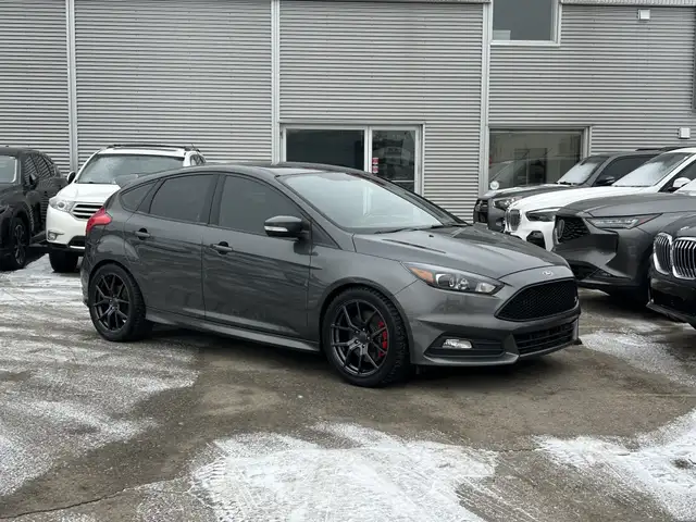 2017 Ford Focus ST 6-SPD/NAVIGATION/BACK UP CAMERA/SUNROOF/FINAN - Photo 6