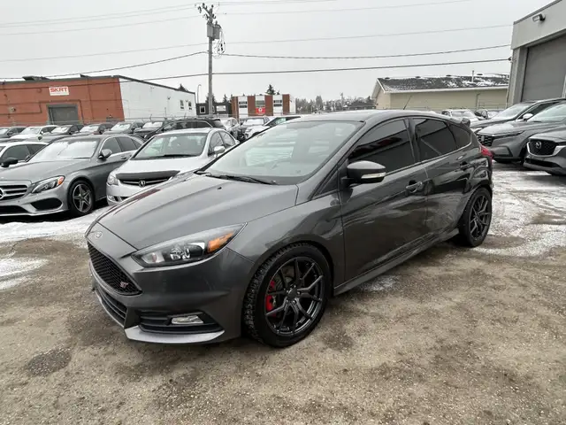 2017 Ford Focus ST 6-SPD/NAVIGATION/BACK UP CAMERA/SUNROOF/FINAN - Photo 11