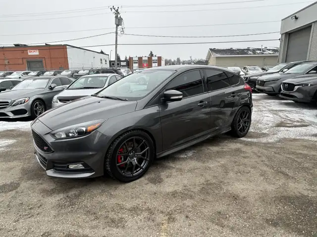 2017 Ford Focus ST 6-SPD/NAVIGATION/BACK UP CAMERA/SUNROOF/FINAN - Photo 12