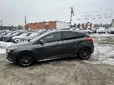 2017 Ford Focus ST 6-SPD/NAVIGATION/BACK UP CAMERA/SUNROOF/FINAN - Photo 13