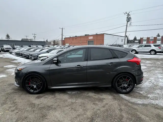 2017 Ford Focus ST 6-SPD/NAVIGATION/BACK UP CAMERA/SUNROOF/FINAN - Photo 14