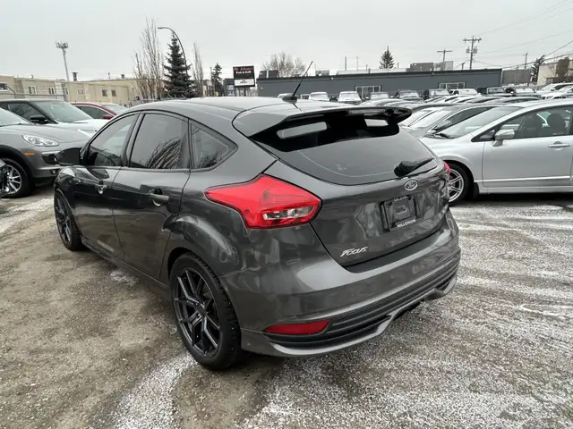 2017 Ford Focus ST 6-SPD/NAVIGATION/BACK UP CAMERA/SUNROOF/FINAN - Photo 16