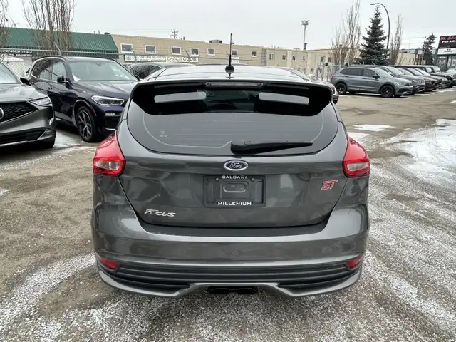 2017 Ford Focus ST 6-SPD/NAVIGATION/BACK UP CAMERA/SUNROOF/FINAN - Photo 17