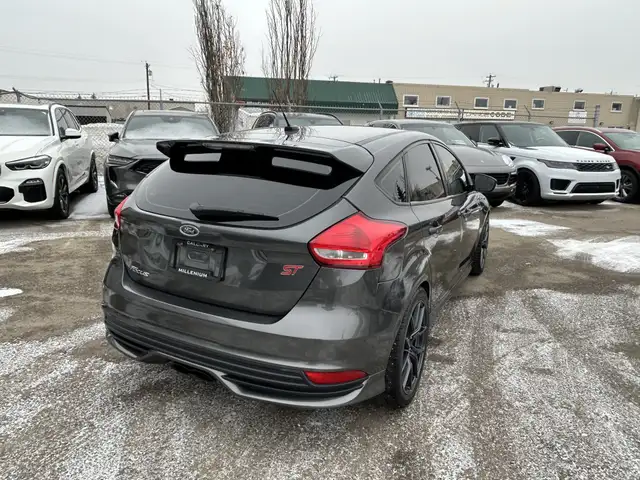 2017 Ford Focus ST 6-SPD/NAVIGATION/BACK UP CAMERA/SUNROOF/FINAN - Photo 18