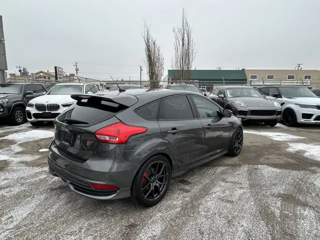 2017 Ford Focus ST 6-SPD/NAVIGATION/BACK UP CAMERA/SUNROOF/FINAN - Photo 19