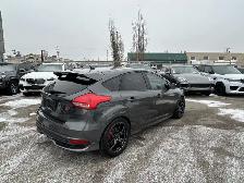 2017 Ford Focus ST 6-SPD/NAVIGATION/BACK UP CAMERA/SUNROOF/FINAN - Photo 19